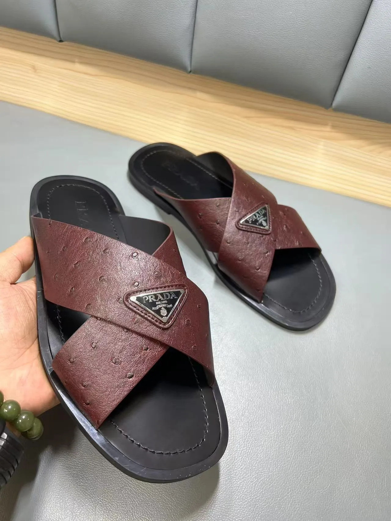 340💰PRADA Prada’s latest slippers are synchronized with the official website. This slipper is made of the brand’s unique and iconic Saffiano leather. The brand logo jumps out from the double straps, and the brand style is clearly visible. Cowhide gives men elegant charm and functional design, making it an ideal choice for vacation and leisure. Size:38-45